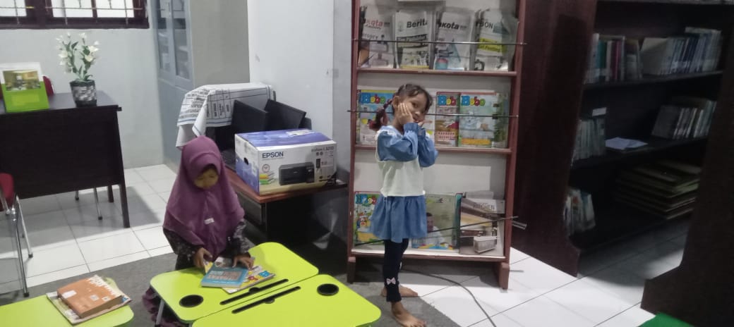 Kunjungan Perangkat Desa Debowae ke Perpustakaan Desa Hunuth